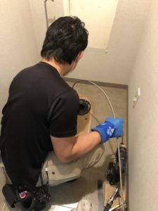 トイレ排水管高圧洗浄中