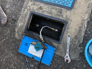 水道メーター二次側配管にガスホースを接続
