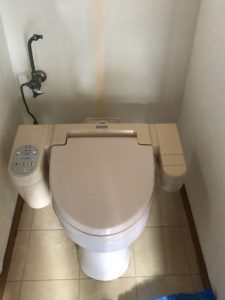 古いトイレのタンクを取り外したところ