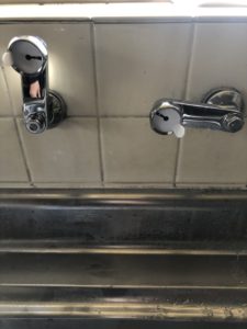 新しい蛇口の偏心管を取り付け