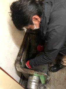 グリーストラップ内部を解体注意