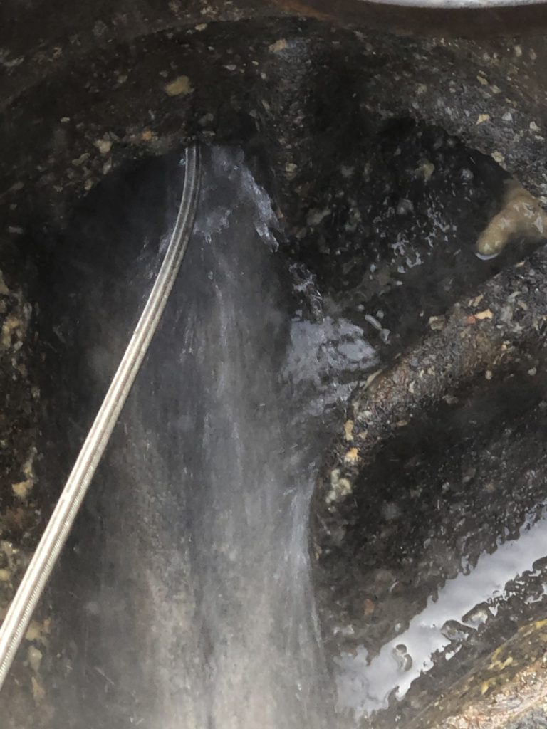 高圧洗浄中