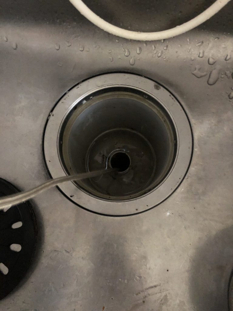 キッチン排水管高圧洗浄中