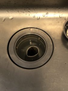 歪んだキッチン排水トラップ