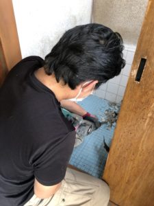 和式トイレ解体中