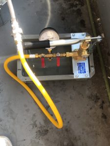 4343F2CC 3D87 4348 975C 4D6A0DE4ABDE scaled 1 給湯管に接続したテストポンプ