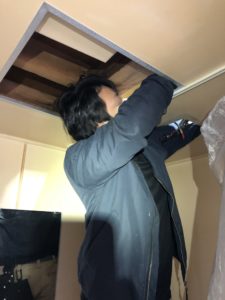 点検口から作業中
