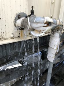 折れて激しく漏水した配管