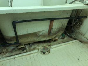 浴槽のエプロン内配管