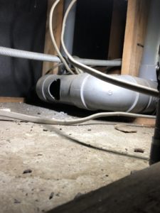 通気弁を取り付けるために穴を開けた排水管