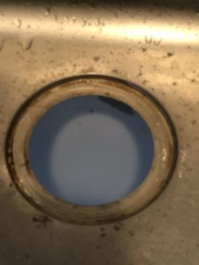 排水栓を取り外したキッチンのシンク