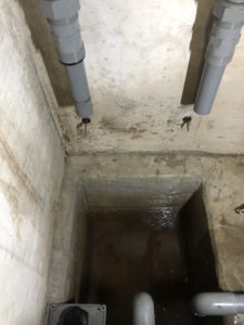 既設の排水ポンプを撤去したところ