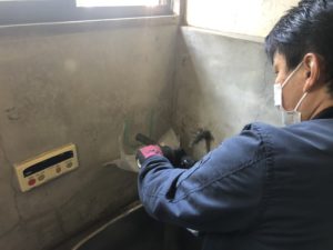 新規配管を通すための穴あけ作業中