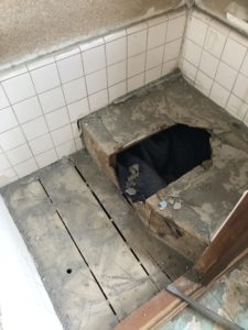 床のタイル撤去後