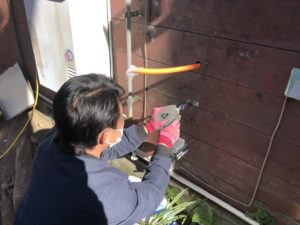 配管作業中