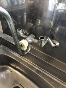 交換部品を取り外した蛇口