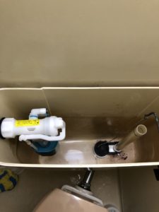 新しいサイホン管とボールタップ取付け後