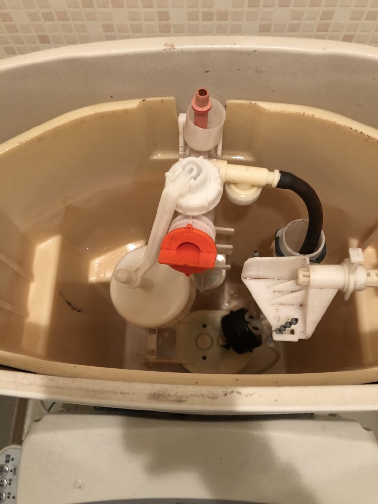 部品組み付け後のトイレタンク内