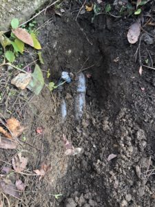 井戸内に向かう縦の配管
