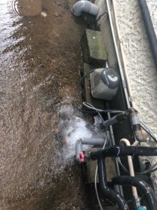 凍結破裂した露出水道管