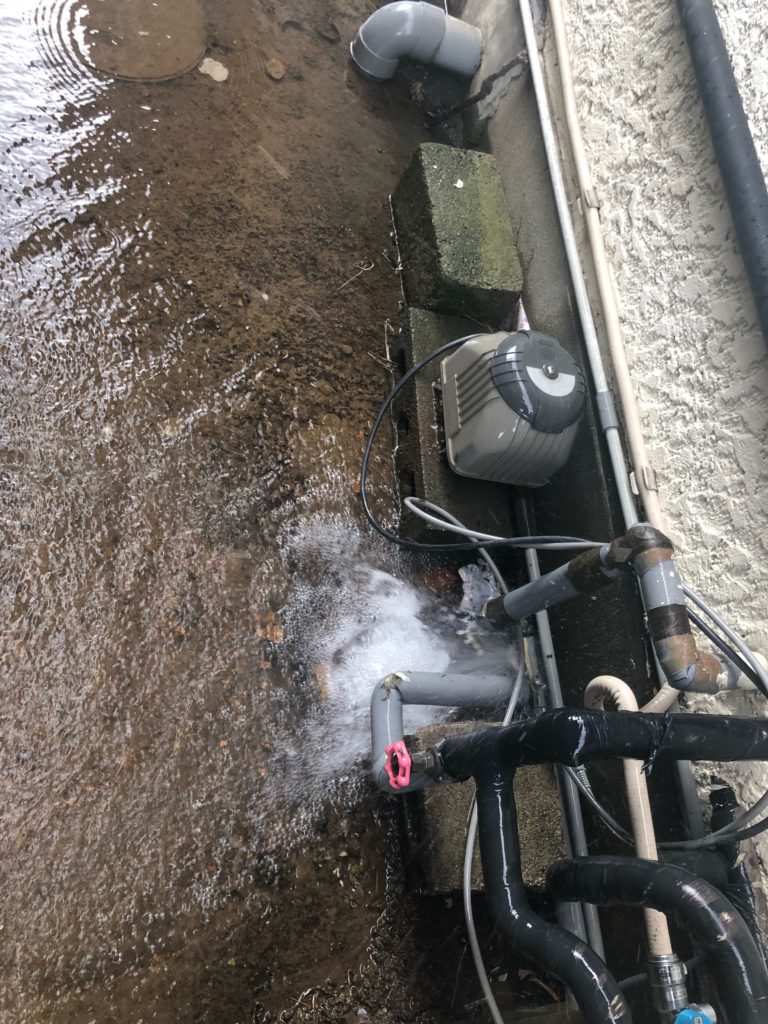 凍結破裂した露出水道管