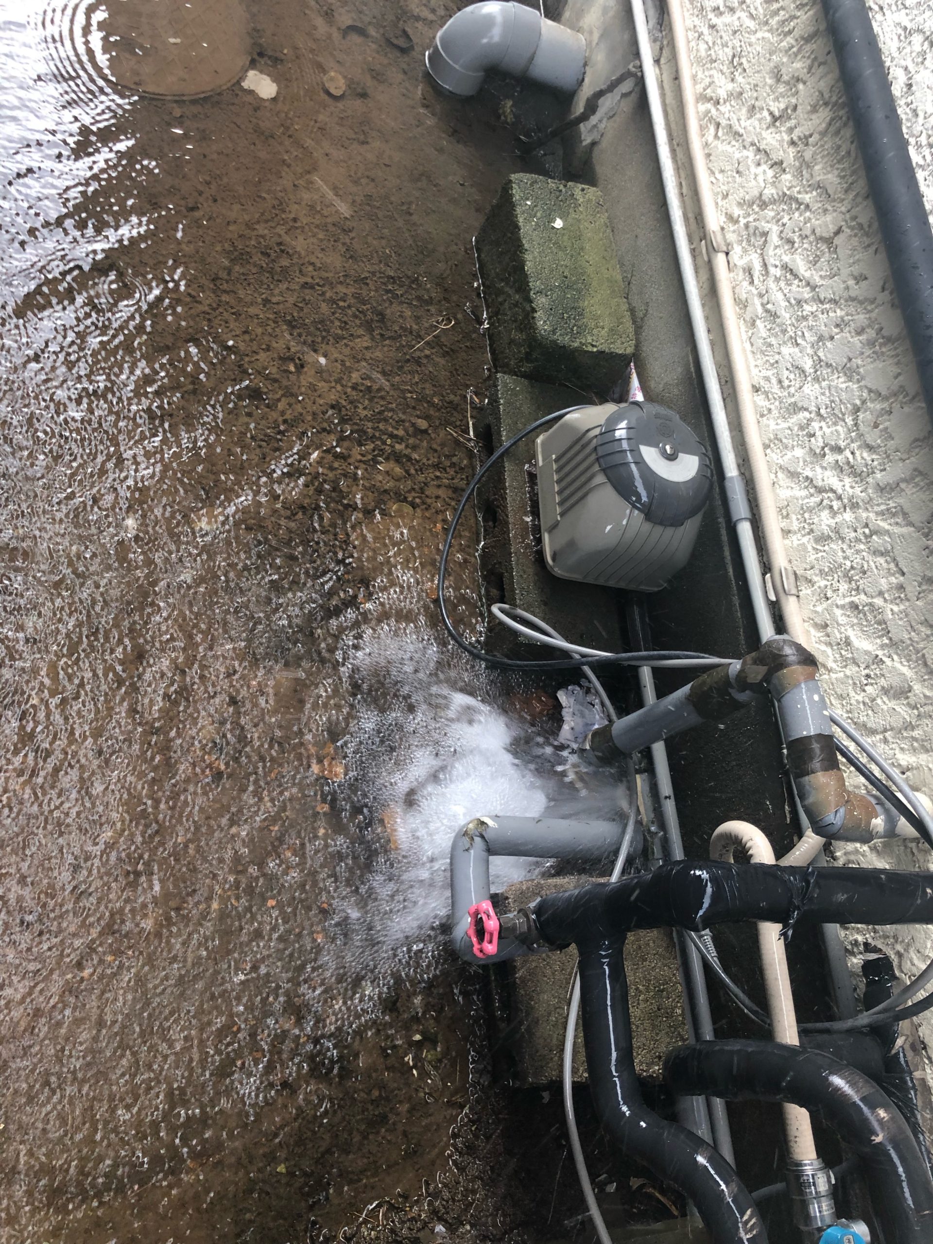 凍結破裂した露出水道管
