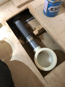 新しい排水フレキとトラップを取り付け後