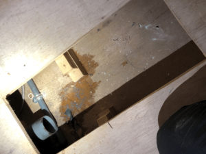 既設の排水フレキと排水トラップを取り外したところ