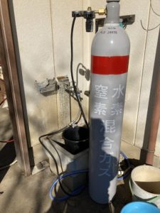 トレーサーガスボンベ設置、充填