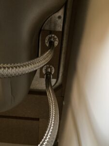 分岐止水栓設置後のシンク裏