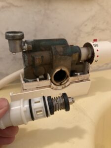 分解修理中の浴室蛇口