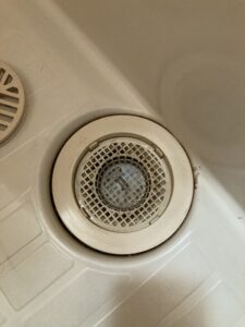 つまっている浴室排水口