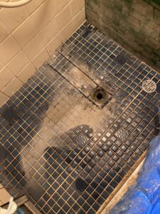 破壊する範囲にカッターを入れたところ