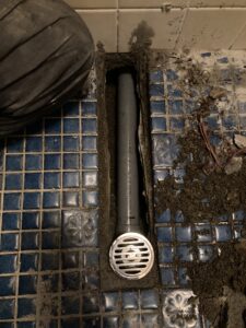 新設の排水口と屋内排水管