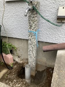 漏水が疑われる水栓柱周辺