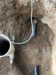 水栓柱と漏水していた継ぎ手を撤去後