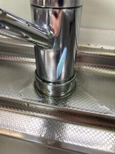 水漏れしているキッチン蛇口