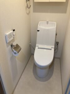 交換前のトイレ（シャワートイレ一体型）