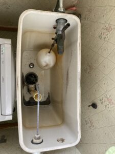 部品交換前のトイレタンク内