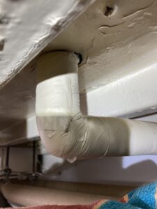 管をつたって漏水している