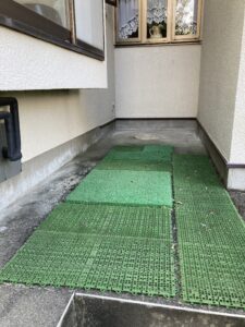 トイレ前の犬走り