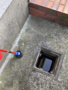 トレーサーガス検知器で探索中