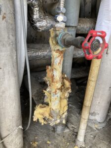 給湯器へ繋がる給水バルブ