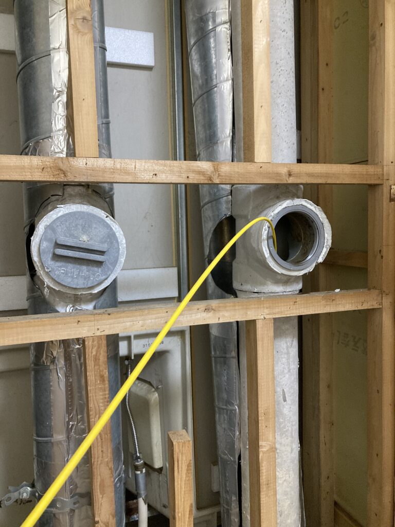 縦管掃除口から管内カメラ挿入