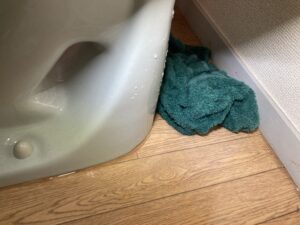 水漏れで濡れた床
