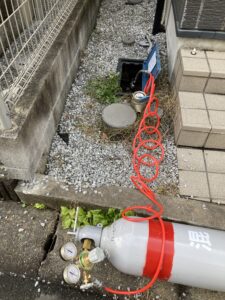 トレーサーガス式漏水調査風景