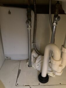 交換前の洗面収納内