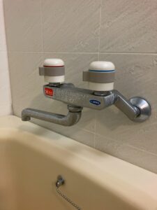 交換前の浴槽落とし込み混合栓