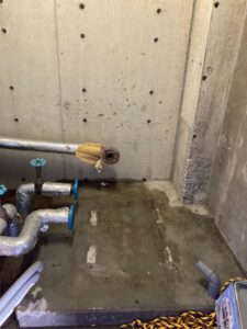 交換前の給水加圧ポンプユニット撤去後