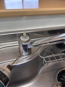 既設混合栓取外し